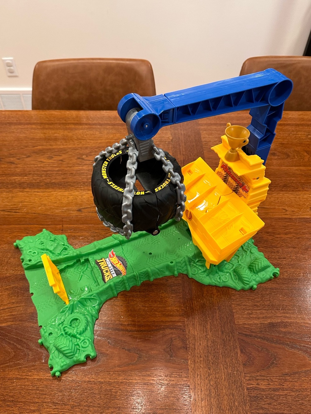 Hot Wheels Monster Truck Rhinomite Chargin Challenge Playset